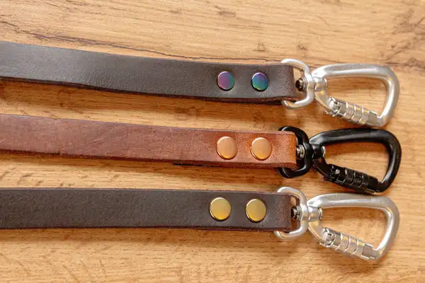 Mörkbrunt läderkoppel med Twist-Lock karbinhake, 20 mm