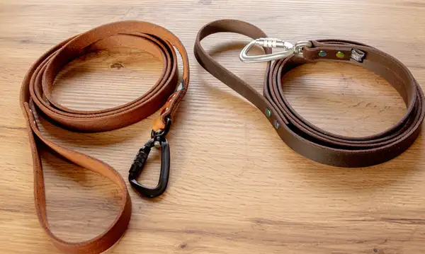 Mörkbrunt läderkoppel med Twist-Lock karbinhake, 20 mm