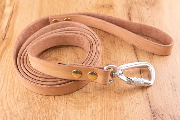 Ofärgat läderkoppel med Twist-Lock karbinhake, 20 mm