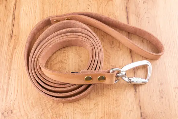 Ofärgat läderkoppel med Twist-Lock karbinhake, 20 mm
