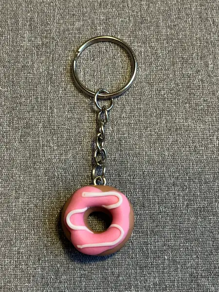 Söt donut-nyckelring – handgjord i polymerlera 🍩