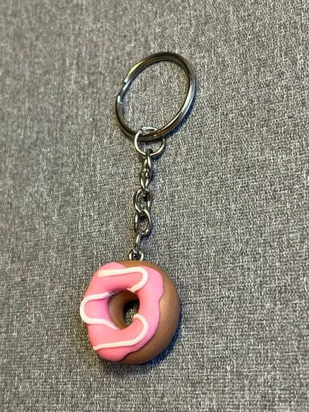 Söt donut-nyckelring – handgjord i polymerlera 🍩