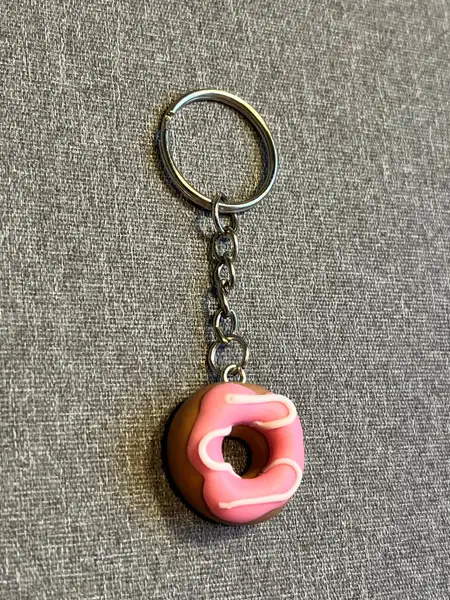 Söt donut-nyckelring – handgjord i polymerlera 🍩