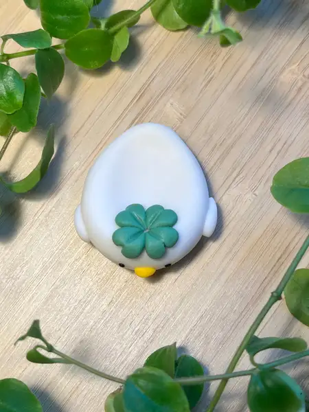 🍀 Handgjord oro-sten med fyrklöver – lyckobringande liten figur i polymerlera