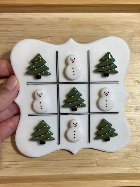 Juligt “Tre i rad”-spel – Gran vs Snögubbe