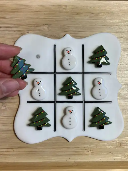 Juligt “Tre i rad”-spel – Gran vs Snögubbe