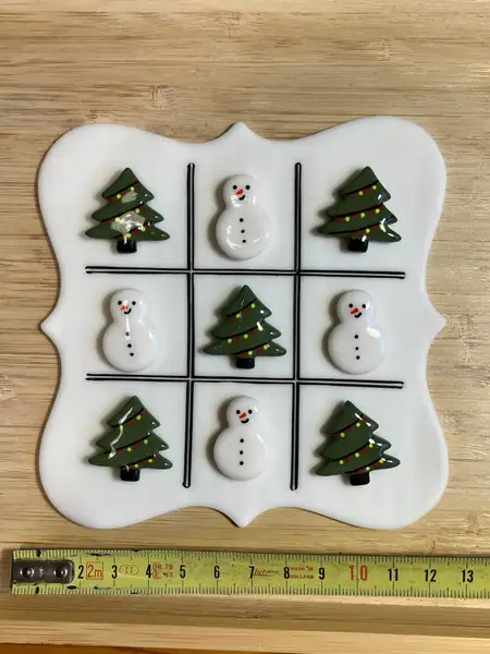Juligt “Tre i rad”-spel – Gran vs Snögubbe