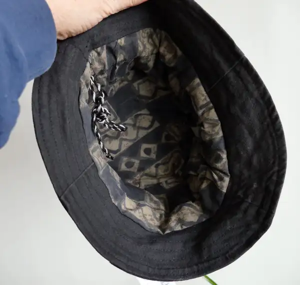 Buckethat/Fiskehatt sydd av svarta jeans. Cool rockig hatt i storlek 61-62 cm.