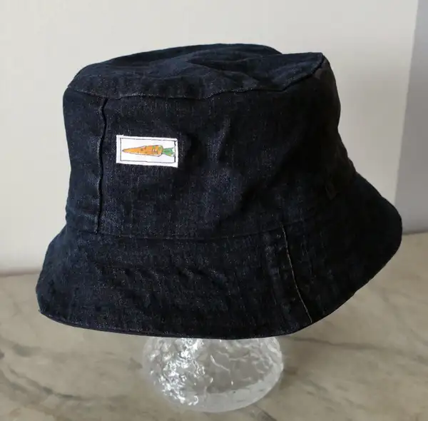 Buckethat/Fiskehatt sydd av svarta jeans. Cool rockig hatt i storlek 61-62 cm.
