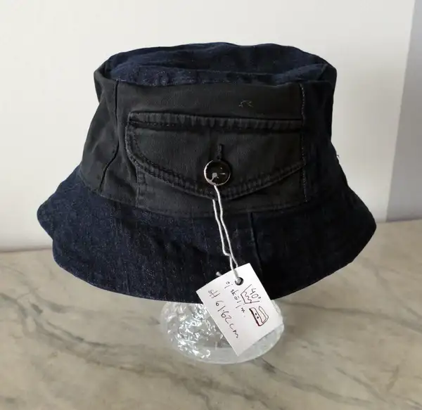 Buckethat/Fiskehatt sydd av svarta jeans. Cool rockig hatt i storlek 61-62 cm.