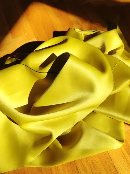 DIY-kit: 5 påskfjädrar av räddat tygspill