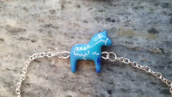Dalahäst armband i polymerlera och rostfritt stål