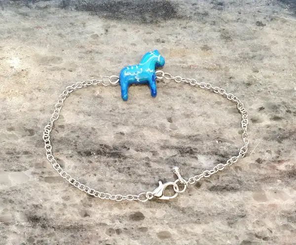 Dalahäst armband i polymerlera och rostfritt stål