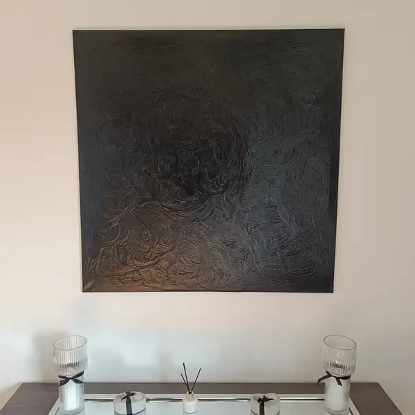 Swirl Away – En Oändlig Rörelse i Svart Glans (100x100 cm)