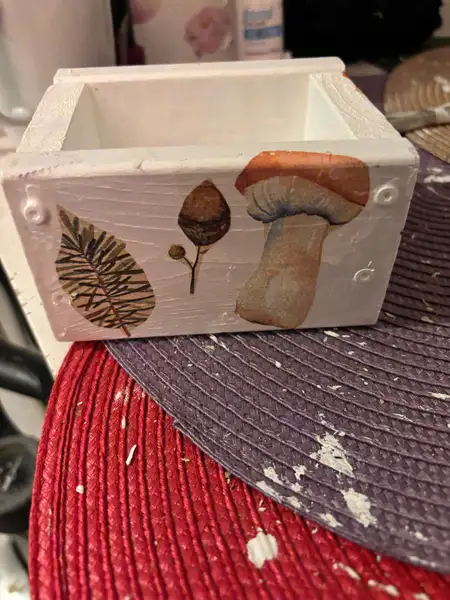 Handgjord minilåda i trä – skogskänsla i litet format 🌲🍄