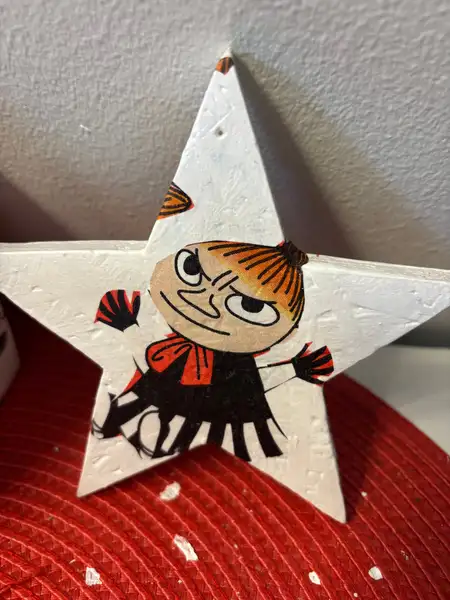 Lilla My på handgjord stjärna – unik väggdekoration i trä 🌟