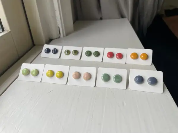 Små keramik+silver örhängen 8mm