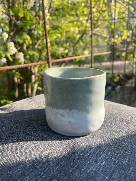 Liten mugg  i stengodskeramik ljusgrön