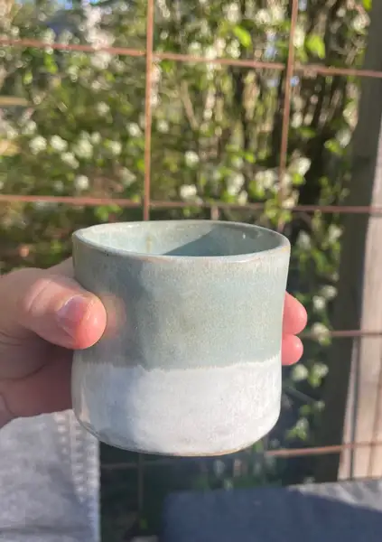 Liten mugg  i stengodskeramik ljusgrön