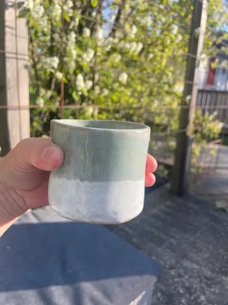 Liten mugg  i stengodskeramik ljusgrön