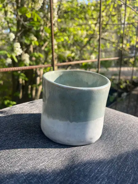 Liten mugg  i stengodskeramik ljusgrön