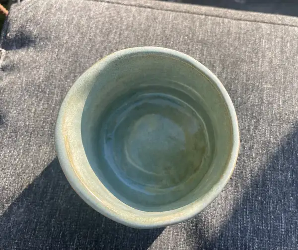 Liten mugg  i stengodskeramik ljusgrön