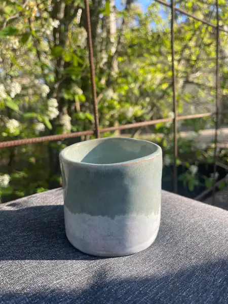 Liten mugg  i stengodskeramik ljusgrön