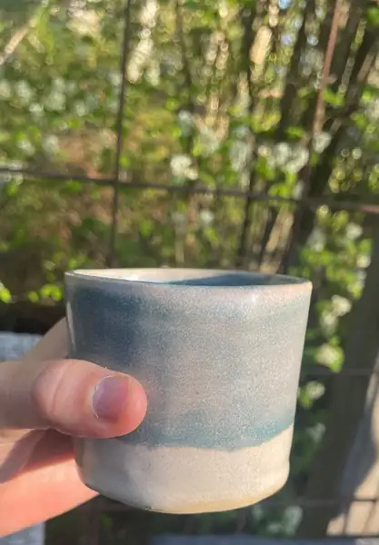 Liten mugg i stengodskeramik ljusblå