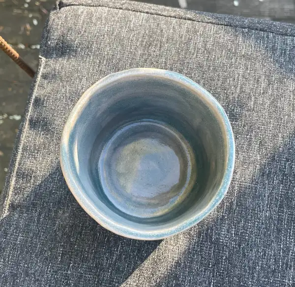 Liten mugg i stengodskeramik ljusblå