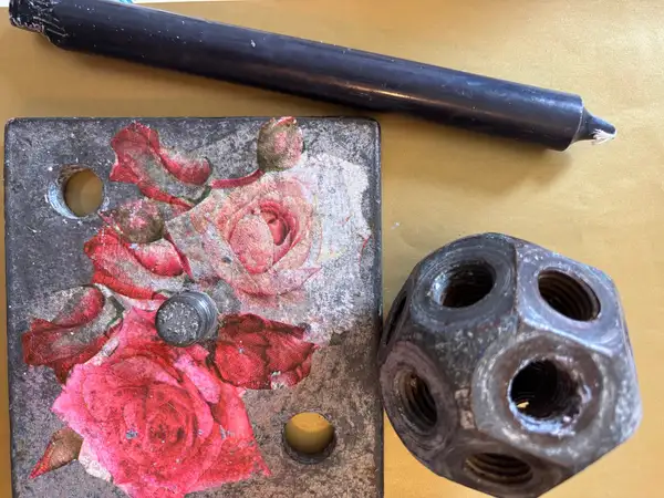 🖤 Handgjord unik ljusstake i industriell romantisk stil – återbruk med rosor & rå metall 🕯️🌹