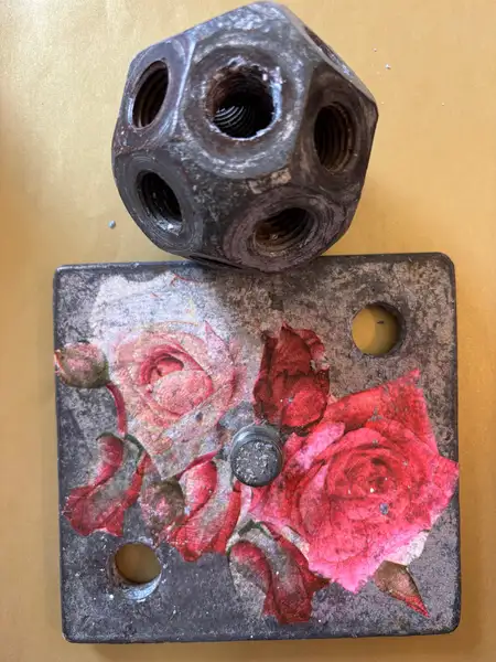 🖤 Handgjord unik ljusstake i industriell romantisk stil – återbruk med rosor & rå metall 🕯️🌹