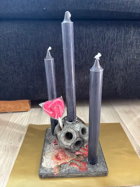 🖤 Handgjord unik ljusstake i industriell romantisk stil – återbruk med rosor & rå metall 🕯️🌹